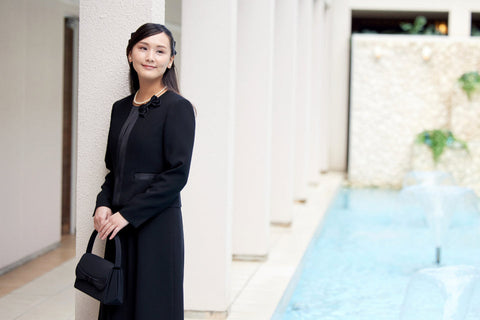 よりエレガントに!サテン使いのブラックフォーマル