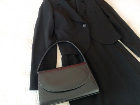 【レディース】センスのいい喪服8選を紹介!デザインの選び方からお葬式でのマナーまで