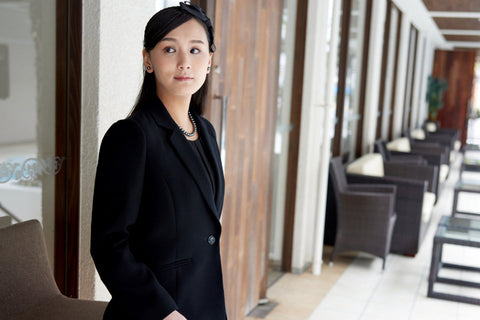 ブラックフォーマルで女性のパンツスタイルが許される場面は?