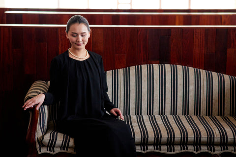 着やすい前開きのブラックフォーマルは世代を問わずおすすめ!