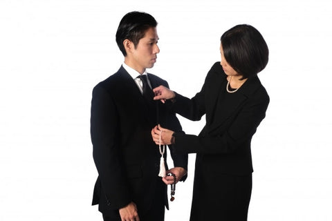 男性の喪服はいくらぐらいで買えるもの!?相場価格をご紹介