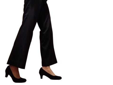 喪服として女性がパンツスーツを着ても大丈夫?マナー違反にならない?