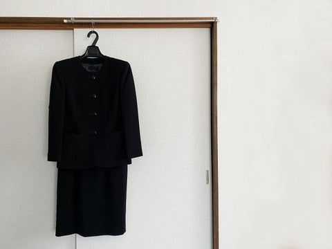 喪服のスカート丈はどのぐらいならマナー違反にならない?