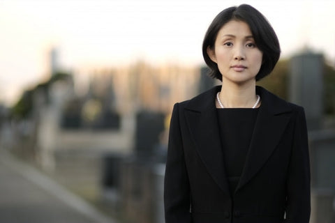 女性は喪服の上にカーディガンを着用してもマナー違反にならない?