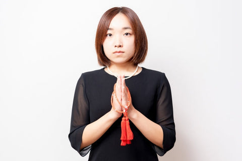 妊婦が葬儀に参列する場合の服装は?喪服以外を着用する場合の注意点も