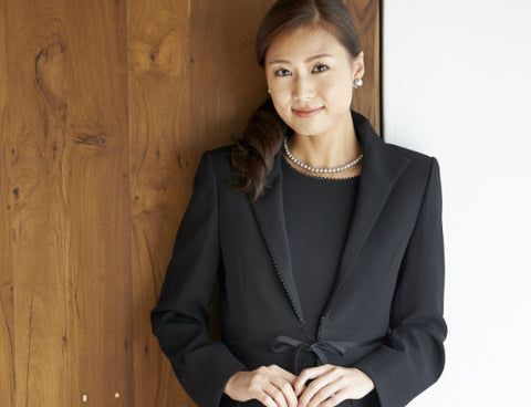 ブラックフォーマルで着るお洒落なアンサンブル 決め手はこれ!