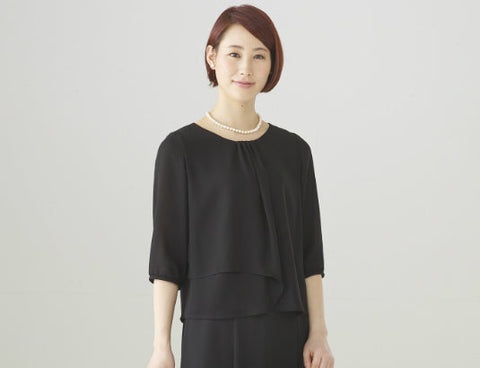 喪服に合わせたブラウスの選び方