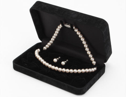 喪服に合わせた女性のアクセサリーの選び方