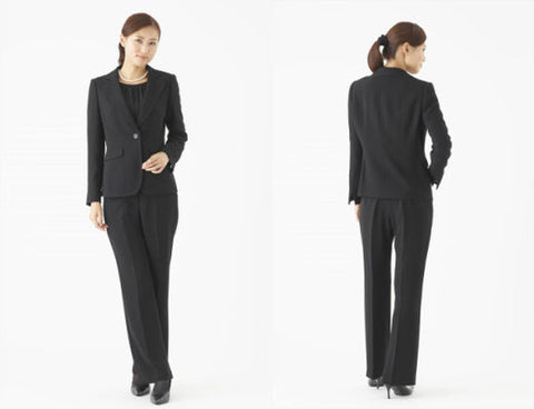女性のパンツスーツの喪服は?