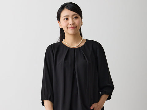 ブラックフォーマルに合わせるブラウスの選び方