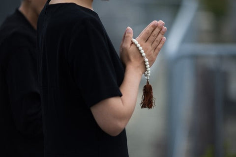 女性の喪服を買うならどこ！？方法別のメリット・デメリットを調査