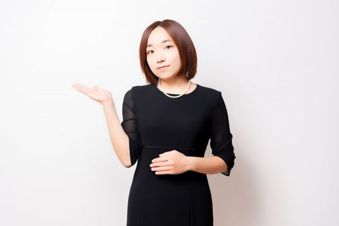 お通夜には何を着ていくべき？男性・女性・小物のマナーを紹介