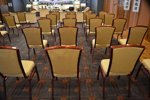 一周忌は喪服を着るべき？適切な服装や身だしなみのマナーを解説