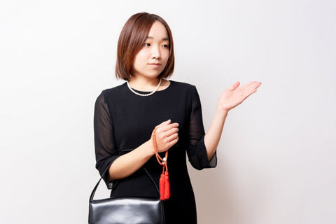 【レディース】喪服の着こなし方が知りたい！オシャレに着こなすアドバイスから弔事の際の持ち物まで