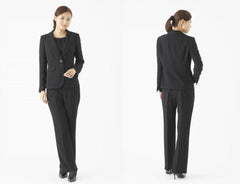 女性のパンツスーツの喪服は？