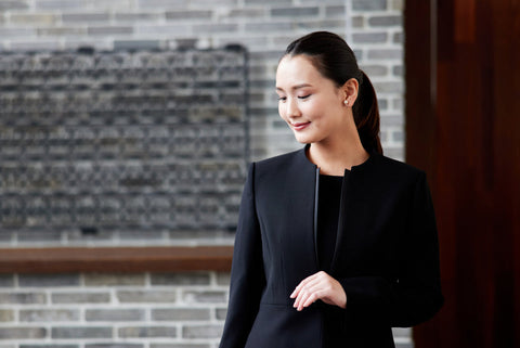 人気のブラックフォーマルを身に着ける